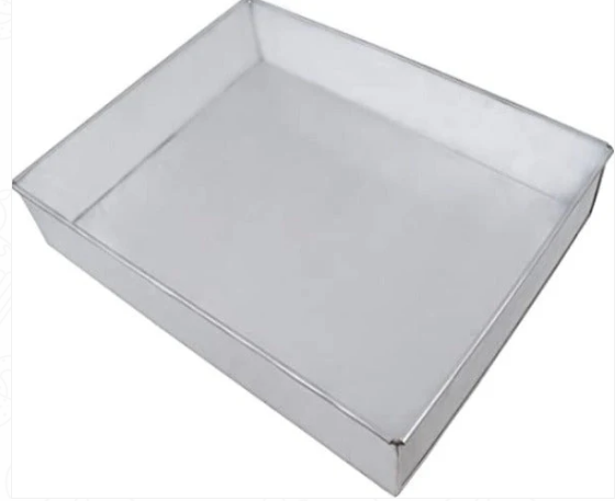 What is the difference between an oven tray and a baking tray?